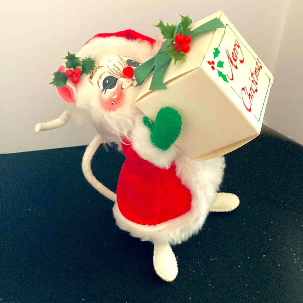 Annalee 6” Mouse with Present 1994